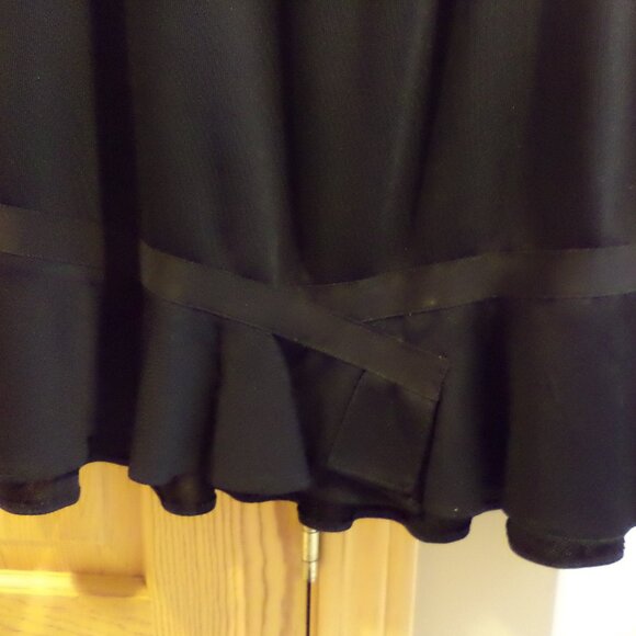 MISOOK  ~ Black with Ribbon Accents at Tulip Hemline ~ Petite XL - Picture 3 of 12